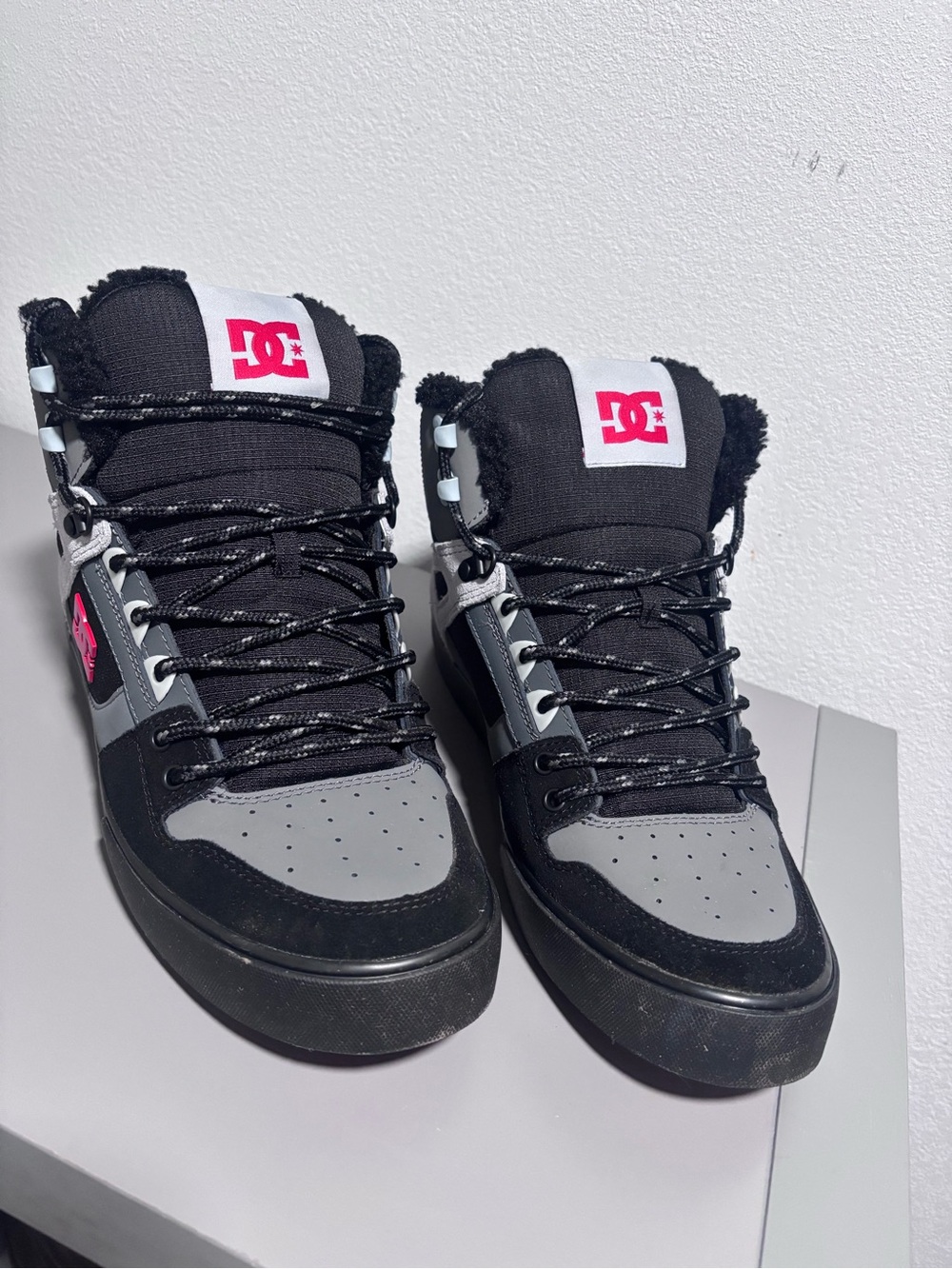 DC Mens Black & Gray High-Top Skate Shoes with Red Logo Size 12 - Picture 2 of 6